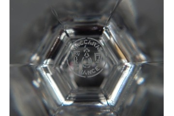 フランス　Baccarat(バカラ)　HARCOURT(アルクール)　L(ラージ)サイズ　精巧なカットが美しいワイングラス2客セット　定価(2客合計)約7万2千円　外箱付き　(R-084984)