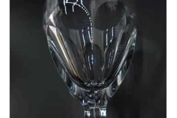 フランス　Baccarat(バカラ)　HARCOURT(アルクール)　L(ラージ)サイズ　精巧なカットが美しいワイングラス2客セット　定価(2客合計)約7万2千円　外箱付き　(R-084984)