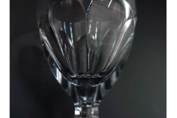 フランス　Baccarat(バカラ)　HARCOURT(アルクール)　L(ラージ)サイズ　精巧なカットが美しいワイングラス2客セット　定価(2客合計)約7万2千円　外箱付き　(R-084984)