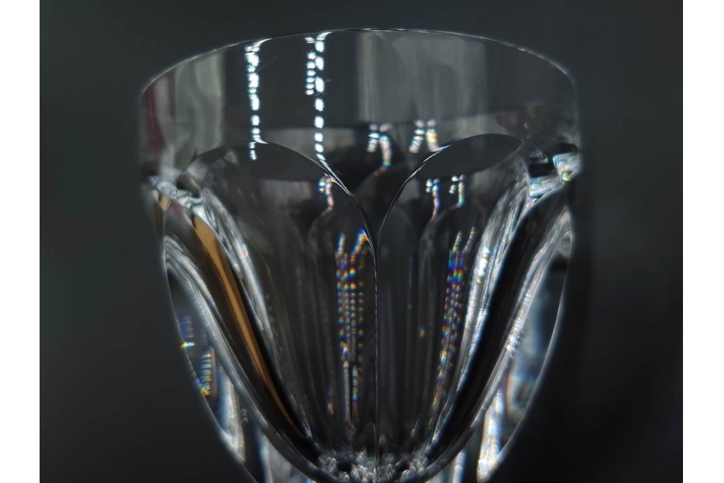 フランス　Baccarat(バカラ)　HARCOURT(アルクール)　L(ラージ)サイズ　精巧なカットが美しいワイングラス2客セット　定価(2客合計)約7万2千円　外箱付き　(R-084984)