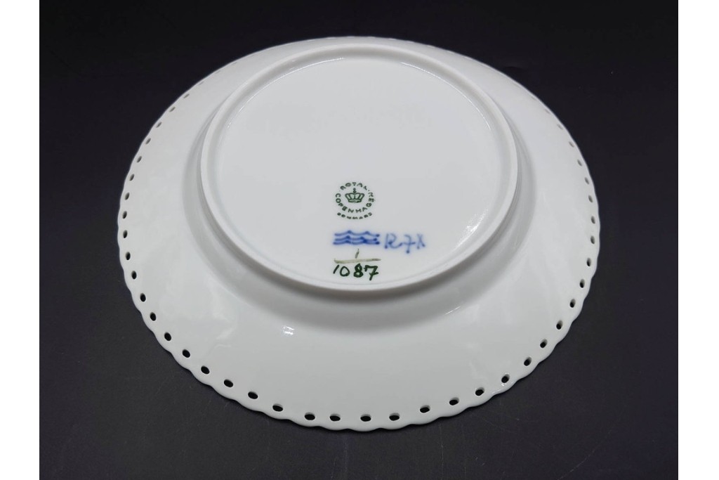デンマーク製　ROYAL COPENHAGEN(ロイヤルコペンハーゲン)　ブルーフルーテッド フルレース　直径約17cm　プレート2枚セット　スクラッチありB級品　(R-084985)