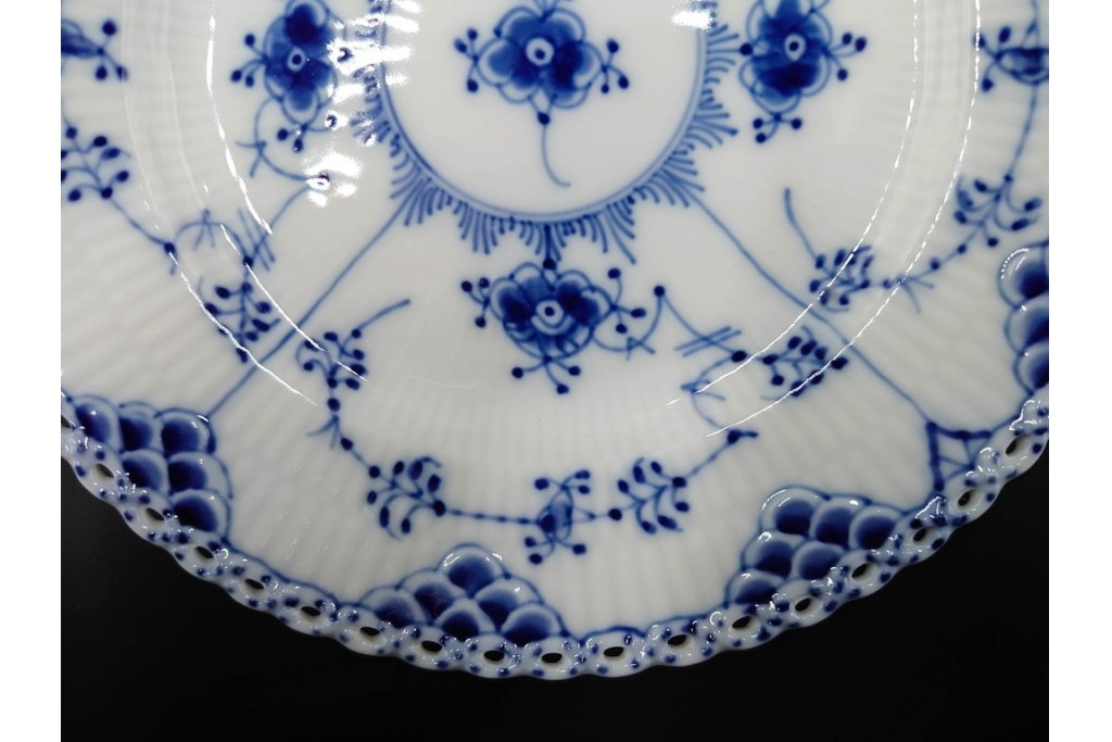 デンマーク製　ROYAL COPENHAGEN(ロイヤルコペンハーゲン)　ブルーフルーテッド フルレース　直径約17cm　プレート2枚セット　スクラッチありB級品　(R-084985)