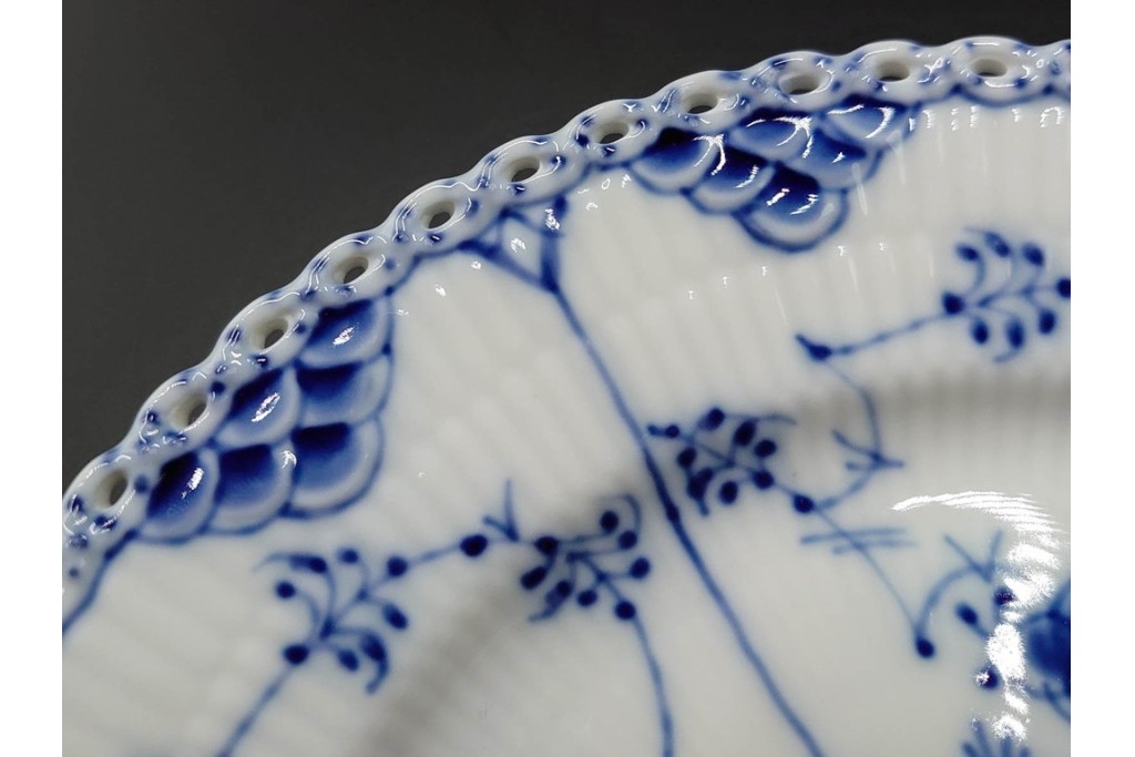 デンマーク製　ROYAL COPENHAGEN(ロイヤルコペンハーゲン)　ブルーフルーテッド フルレース　直径約17cm　プレート2枚セット　スクラッチありB級品　(R-084985)