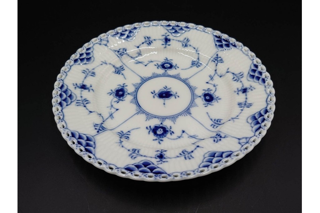 デンマーク製　ROYAL COPENHAGEN(ロイヤルコペンハーゲン)　ブルーフルーテッド フルレース　直径約17cm　プレート2枚セット　スクラッチありB級品　(R-084986)