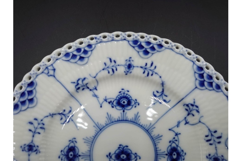 デンマーク製　ROYAL COPENHAGEN(ロイヤルコペンハーゲン)　ブルーフルーテッド フルレース　直径約17cm　プレート2枚セット　スクラッチありB級品　(R-084986)