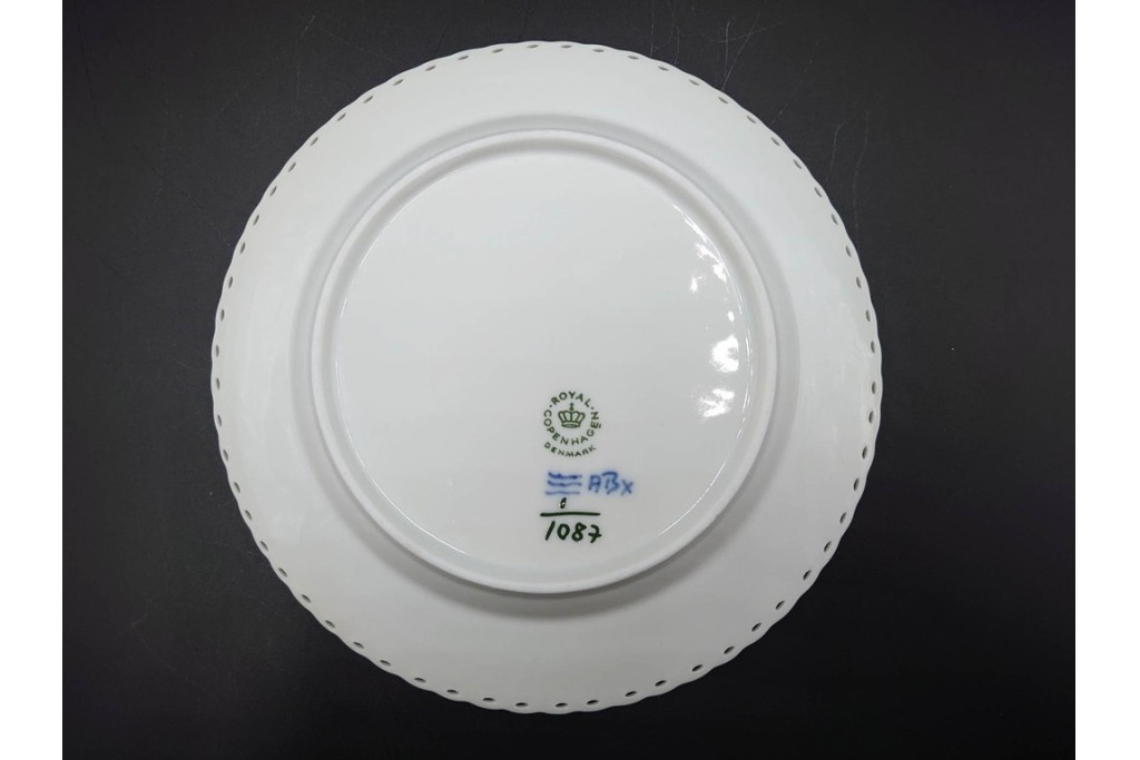 デンマーク製　ROYAL COPENHAGEN(ロイヤルコペンハーゲン)　ブルーフルーテッド フルレース　直径約17cm　プレート2枚セット　スクラッチありB級品　(R-084987)