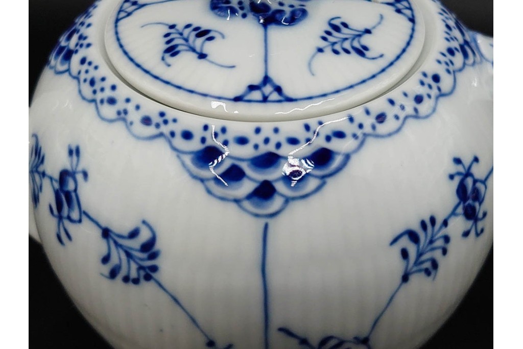 デンマーク製　ROYAL COPENHAGEN(ロイヤルコペンハーゲン)　ブルーフルーテッド　ハーフレース　ティーポット　スクラッチありB級品　(R-084988)