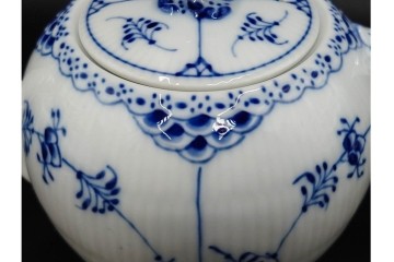 デンマーク製　ROYAL COPENHAGEN(ロイヤルコペンハーゲン)　ブルーフルーテッド　ハーフレース　ティーポット　スクラッチありB級品　(R-084988)