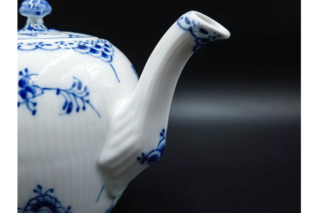 デンマーク製　ROYAL COPENHAGEN(ロイヤルコペンハーゲン)　ブルーフルーテッド　ハーフレース　ティーポット　スクラッチありB級品　(R-084988)