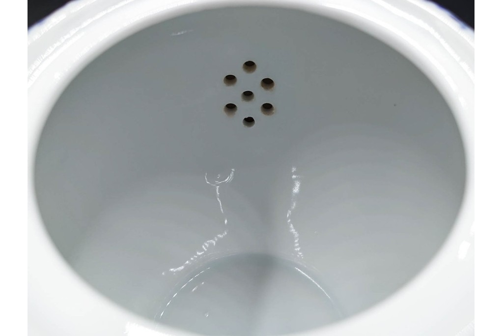 デンマーク製　ROYAL COPENHAGEN(ロイヤルコペンハーゲン)　ブルーフルーテッド　ハーフレース　ティーポット　スクラッチありB級品　(R-084988)