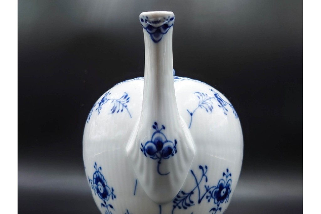 デンマーク製　ROYAL COPENHAGEN(ロイヤルコペンハーゲン)　ブルーフルーテッド　ハーフレース　ティーポット　スクラッチありB級品　(R-084988)