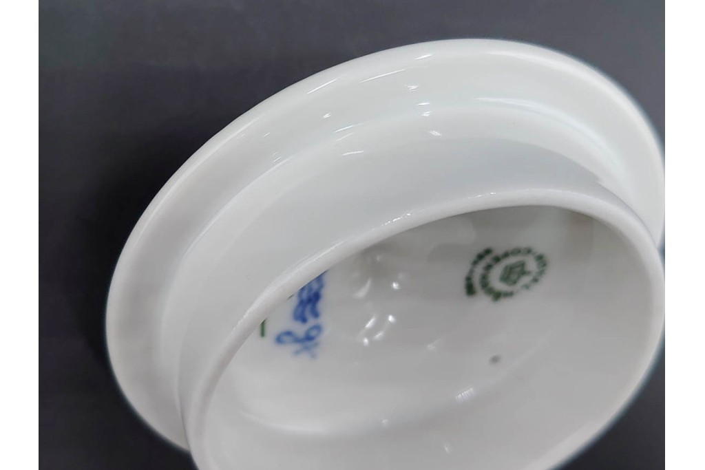 デンマーク製　ROYAL COPENHAGEN(ロイヤルコペンハーゲン)　ブルーフルーテッド　ハーフレース　ティーポット　スクラッチありB級品　(R-084988)