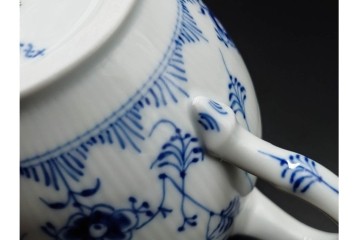 デンマーク製　ROYAL COPENHAGEN(ロイヤルコペンハーゲン)　ブルーフルーテッド　ハーフレース　ティーポット　スクラッチありB級品　(R-084988)