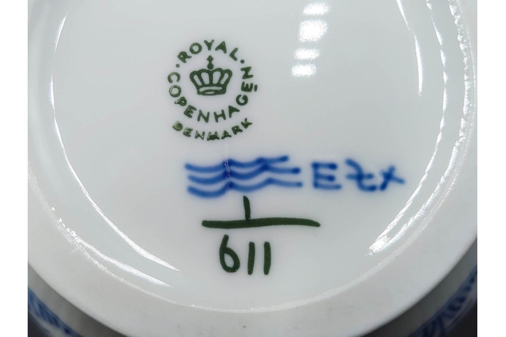 デンマーク製　ROYAL COPENHAGEN(ロイヤルコペンハーゲン)　ブルーフルーテッド　ハーフレース　ティーポット　スクラッチありB級品　(R-084988)
