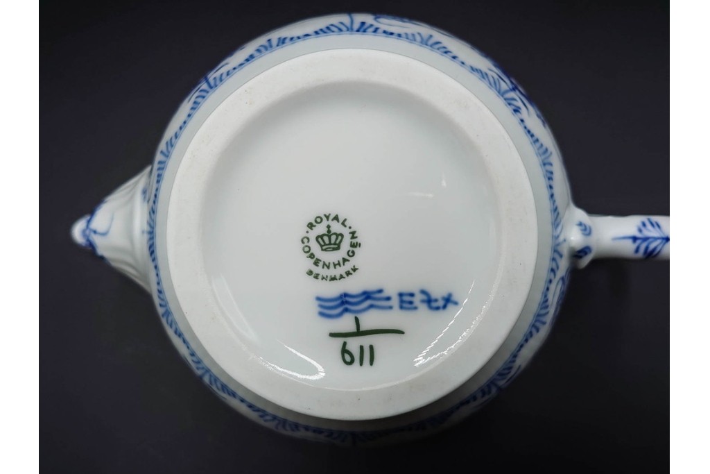 デンマーク製　ROYAL COPENHAGEN(ロイヤルコペンハーゲン)　ブルーフルーテッド　ハーフレース　ティーポット　スクラッチありB級品　(R-084988)