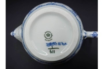 デンマーク製　ROYAL COPENHAGEN(ロイヤルコペンハーゲン)　ブルーフルーテッド　ハーフレース　ティーポット　スクラッチありB級品　(R-084988)