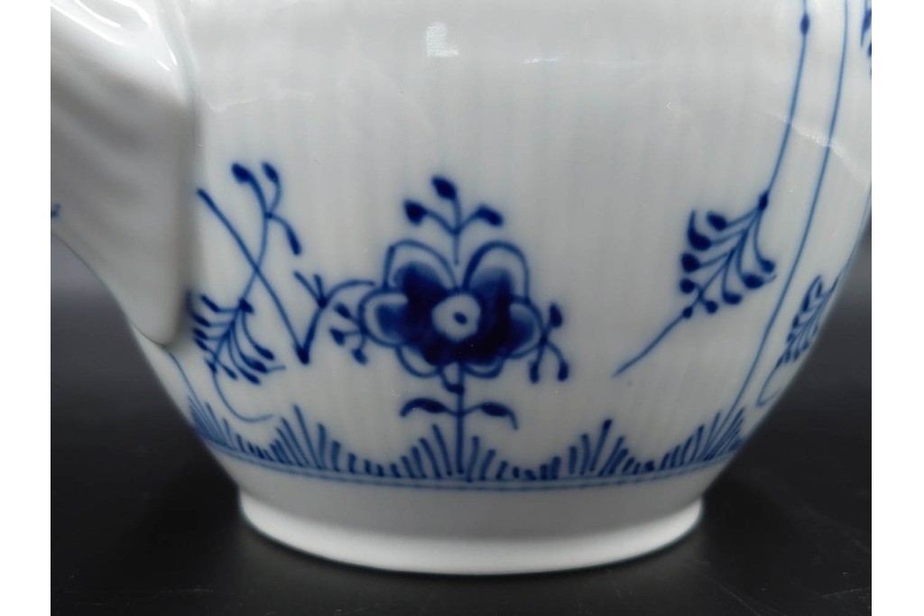 デンマーク製　ROYAL COPENHAGEN(ロイヤルコペンハーゲン)　ブルーフルーテッド　ハーフレース　ティーポット　スクラッチありB級品　(R-084988)