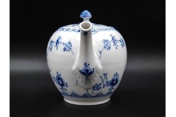 デンマーク製　ROYAL COPENHAGEN(ロイヤルコペンハーゲン)　ブルーフルーテッド　ハーフレース　ティーポット　スクラッチありB級品　(R-084988)