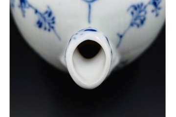 デンマーク製　ROYAL COPENHAGEN(ロイヤルコペンハーゲン)　ブルーフルーテッド　ハーフレース　ティーポット　スクラッチありB級品　(R-084988)