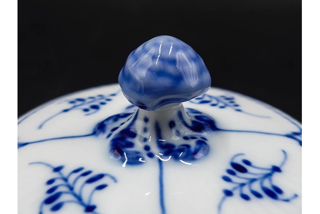 デンマーク製　ROYAL COPENHAGEN(ロイヤルコペンハーゲン)　ブルーフルーテッド　ハーフレース　ティーポット　スクラッチありB級品　(R-084988)