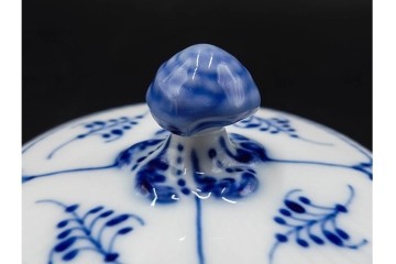 デンマーク製　ROYAL COPENHAGEN(ロイヤルコペンハーゲン)　ブルーフルーテッド　ハーフレース　ティーポット　スクラッチありB級品　(R-084988)