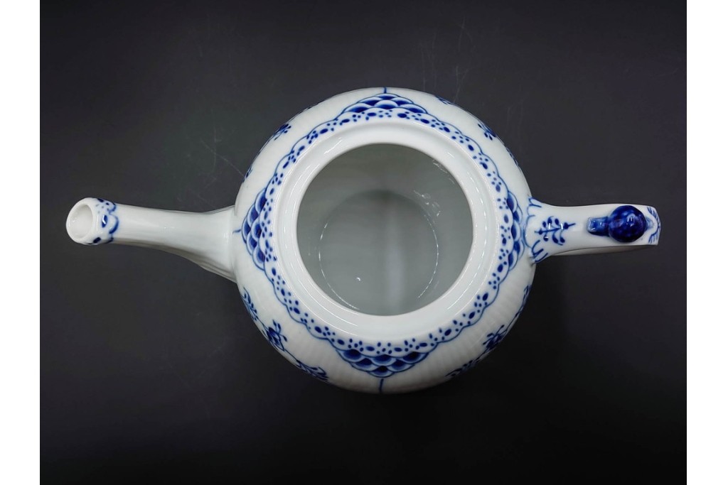 デンマーク製　ROYAL COPENHAGEN(ロイヤルコペンハーゲン)　ブルーフルーテッド　ハーフレース　ティーポット　スクラッチありB級品　(R-084988)