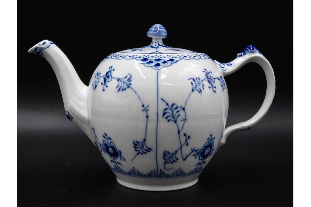 デンマーク製　ROYAL COPENHAGEN(ロイヤルコペンハーゲン)　ブルーフルーテッド　ハーフレース　ティーポット　スクラッチありB級品　(R-084988)