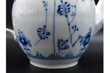 デンマーク製　ROYAL COPENHAGEN(ロイヤルコペンハーゲン)　ブルーフルーテッド　ハーフレース　ティーポット　スクラッチありB級品　(R-084988)