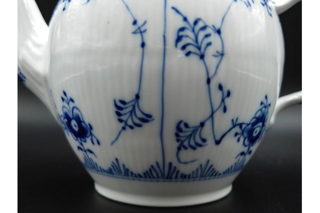 デンマーク製　ROYAL COPENHAGEN(ロイヤルコペンハーゲン)　ブルーフルーテッド　ハーフレース　ティーポット　スクラッチありB級品　(R-084988)