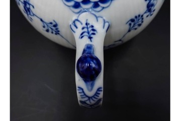 デンマーク製　ROYAL COPENHAGEN(ロイヤルコペンハーゲン)　ブルーフルーテッド　ハーフレース　ティーポット　スクラッチありB級品　(R-084988)