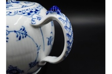 デンマーク製　ROYAL COPENHAGEN(ロイヤルコペンハーゲン)　ブルーフルーテッド　ハーフレース　ティーポット　スクラッチありB級品　(R-084988)