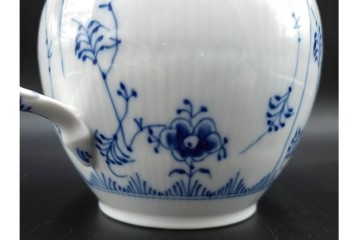 デンマーク製　ROYAL COPENHAGEN(ロイヤルコペンハーゲン)　ブルーフルーテッド　ハーフレース　ティーポット　スクラッチありB級品　(R-084988)