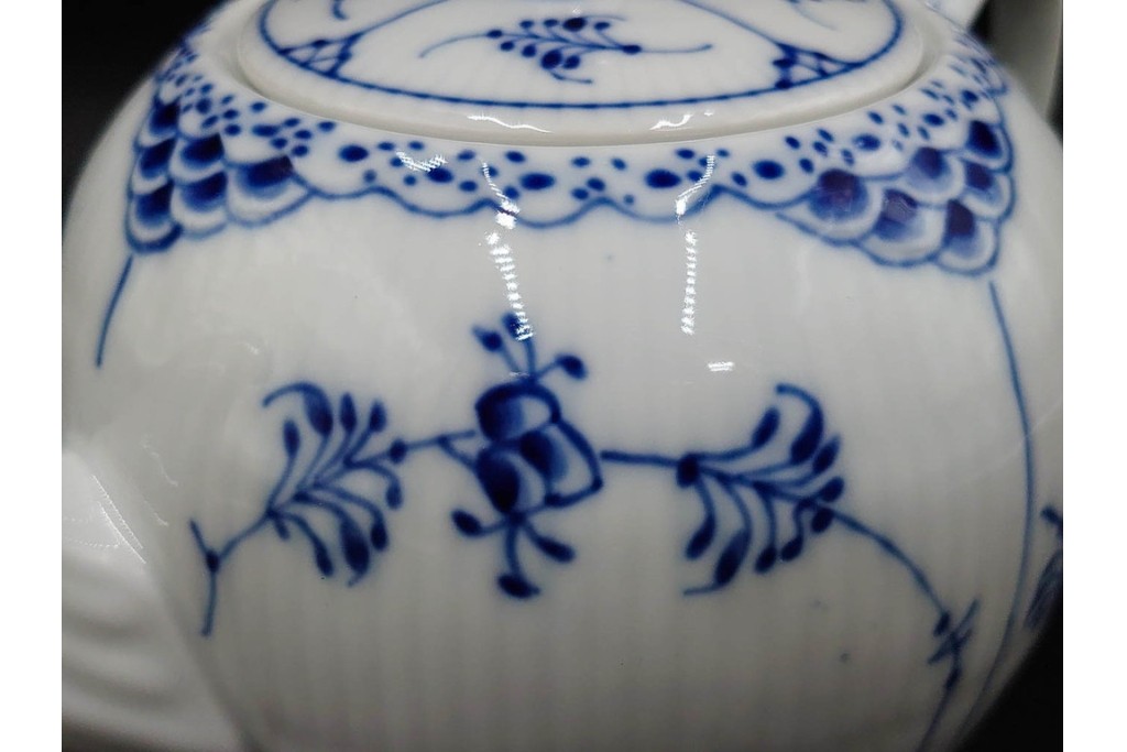 デンマーク製　ROYAL COPENHAGEN(ロイヤルコペンハーゲン)　ブルーフルーテッド　ハーフレース　ティーポット　スクラッチありB級品　(R-084988)