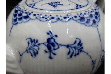 デンマーク製　ROYAL COPENHAGEN(ロイヤルコペンハーゲン)　ブルーフルーテッド　ハーフレース　ティーポット　スクラッチありB級品　(R-084988)