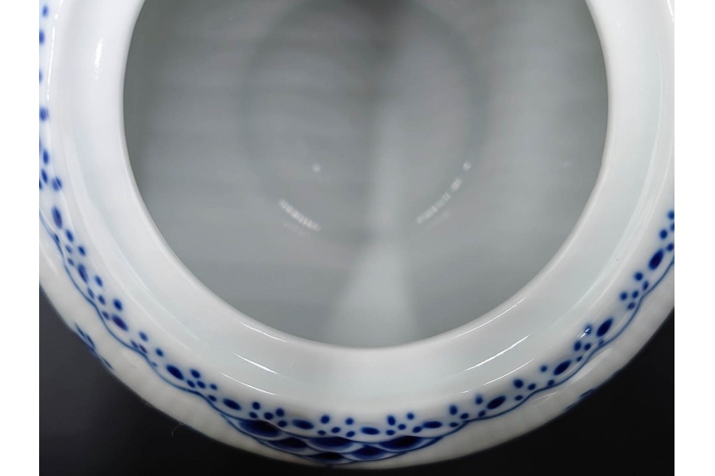 デンマーク製　ROYAL COPENHAGEN(ロイヤルコペンハーゲン)　ブルーフルーテッド　ハーフレース　ティーポット　スクラッチありB級品　(R-084988)