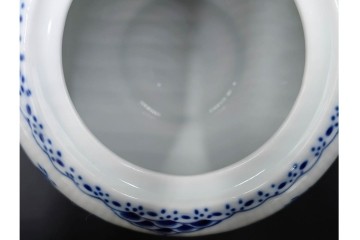 デンマーク製　ROYAL COPENHAGEN(ロイヤルコペンハーゲン)　ブルーフルーテッド　ハーフレース　ティーポット　スクラッチありB級品　(R-084988)