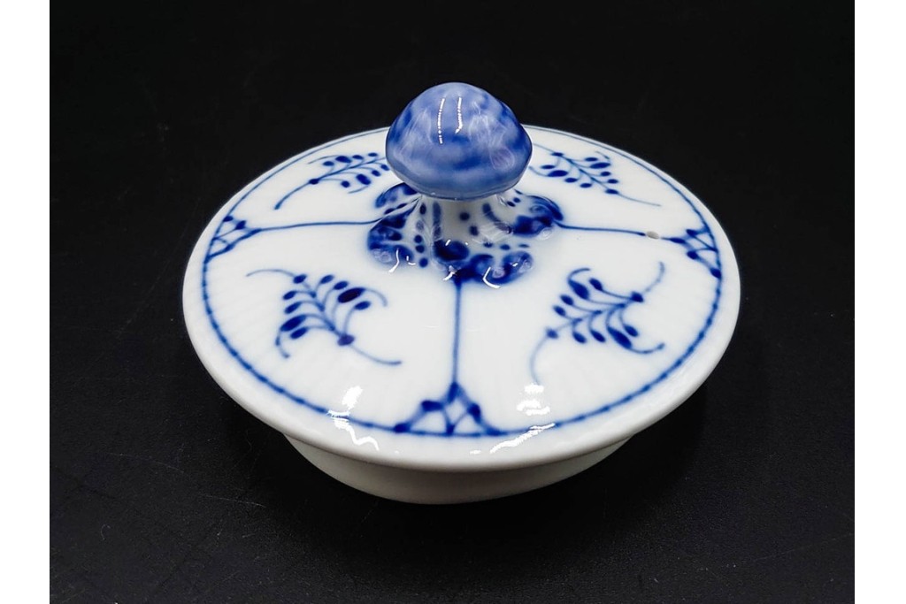 デンマーク製　ROYAL COPENHAGEN(ロイヤルコペンハーゲン)　ブルーフルーテッド　ハーフレース　ティーポット　スクラッチありB級品　(R-084988)