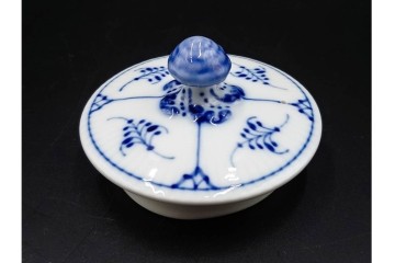 デンマーク製　ROYAL COPENHAGEN(ロイヤルコペンハーゲン)　ブルーフルーテッド　ハーフレース　ティーポット　スクラッチありB級品　(R-084988)