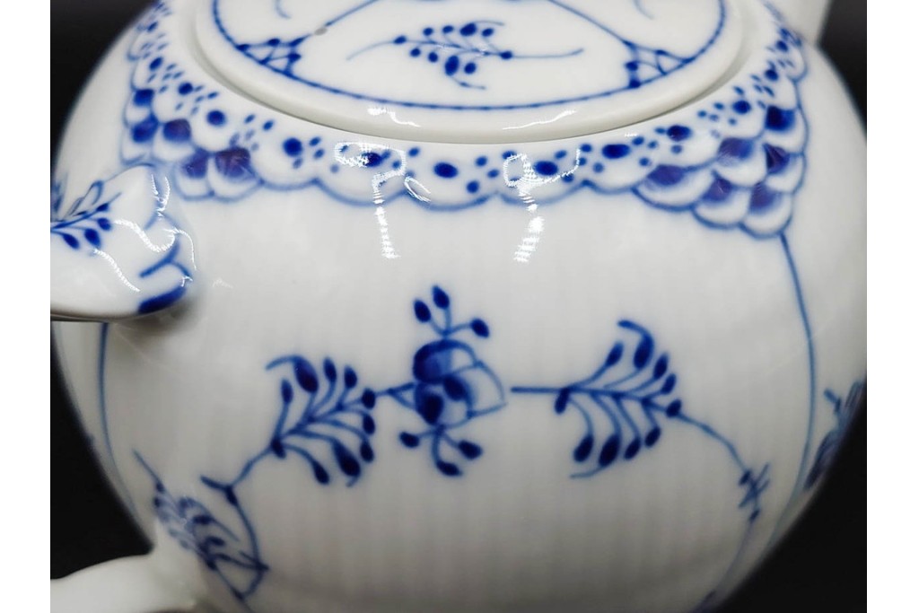 デンマーク製　ROYAL COPENHAGEN(ロイヤルコペンハーゲン)　ブルーフルーテッド　ハーフレース　ティーポット　スクラッチありB級品　(R-084988)