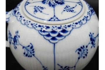 デンマーク製　ROYAL COPENHAGEN(ロイヤルコペンハーゲン)　ブルーフルーテッド　ハーフレース　ティーポット　スクラッチありB級品　(R-084988)