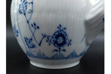 デンマーク製　ROYAL COPENHAGEN(ロイヤルコペンハーゲン)　ブルーフルーテッド　ハーフレース　ティーポット　スクラッチありB級品　(R-084988)