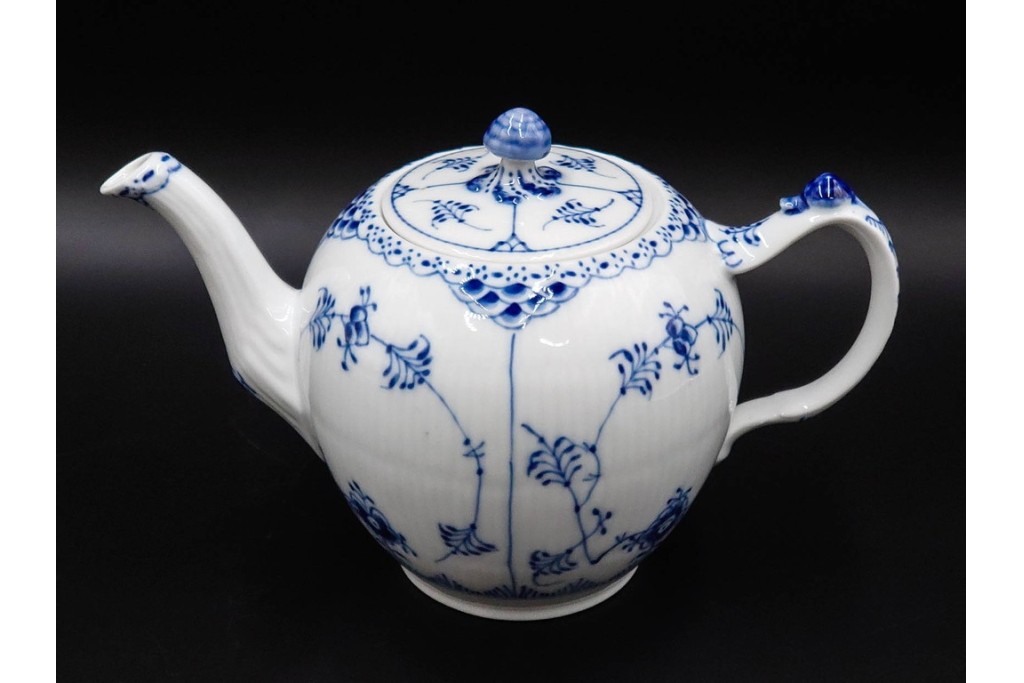 デンマーク製　ROYAL COPENHAGEN(ロイヤルコペンハーゲン)　ブルーフルーテッド　ハーフレース　ティーポット　スクラッチありB級品　(R-084988)