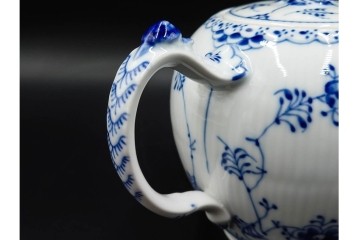 デンマーク製　ROYAL COPENHAGEN(ロイヤルコペンハーゲン)　ブルーフルーテッド　ハーフレース　ティーポット　スクラッチありB級品　(R-084988)