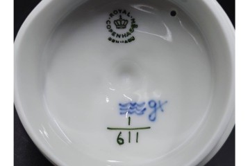 デンマーク製　ROYAL COPENHAGEN(ロイヤルコペンハーゲン)　ブルーフルーテッド　ハーフレース　ティーポット　スクラッチありB級品　(R-084988)