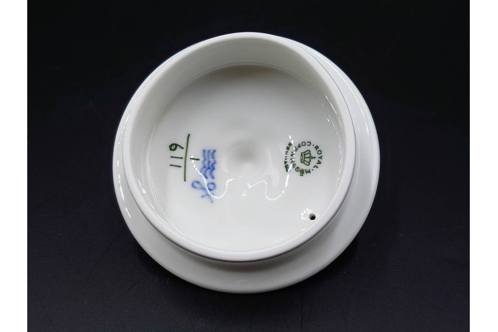 デンマーク製　ROYAL COPENHAGEN(ロイヤルコペンハーゲン)　ブルーフルーテッド　ハーフレース　ティーポット　スクラッチありB級品　(R-084988)