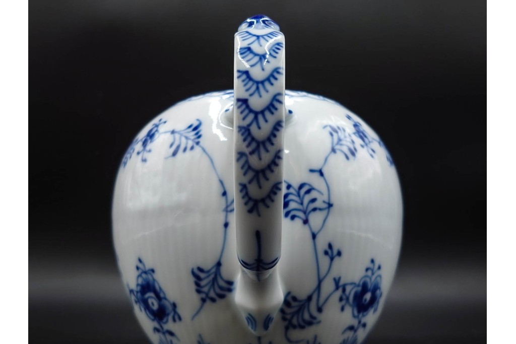 デンマーク製　ROYAL COPENHAGEN(ロイヤルコペンハーゲン)　ブルーフルーテッド　ハーフレース　ティーポット　スクラッチありB級品　(R-084988)