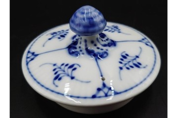 デンマーク製　ROYAL COPENHAGEN(ロイヤルコペンハーゲン)　ブルーフルーテッド　ハーフレース　ティーポット　スクラッチありB級品　(R-084988)