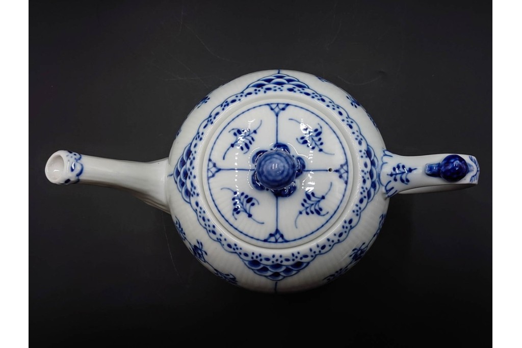 デンマーク製　ROYAL COPENHAGEN(ロイヤルコペンハーゲン)　ブルーフルーテッド　ハーフレース　ティーポット　スクラッチありB級品　(R-084988)