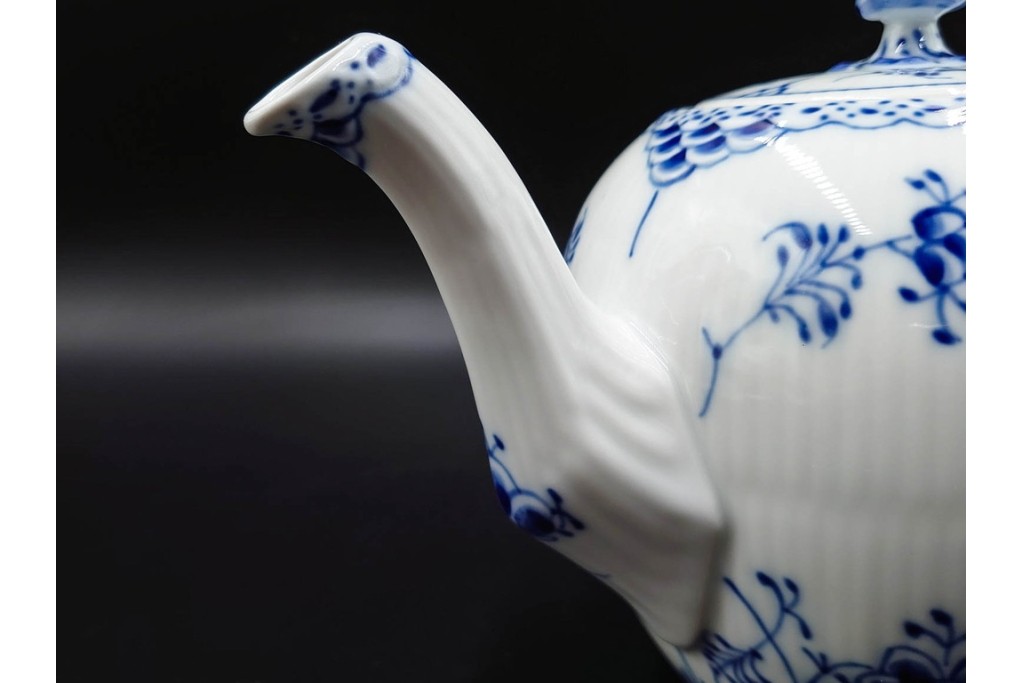 デンマーク製　ROYAL COPENHAGEN(ロイヤルコペンハーゲン)　ブルーフルーテッド　ハーフレース　ティーポット　スクラッチありB級品　(R-084988)