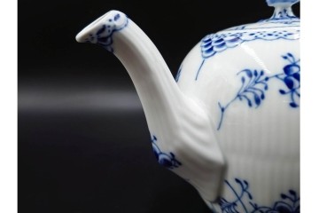 デンマーク製　ROYAL COPENHAGEN(ロイヤルコペンハーゲン)　ブルーフルーテッド　ハーフレース　ティーポット　スクラッチありB級品　(R-084988)